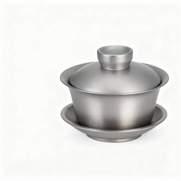 1. Extrem detaillierte Produktfotografie einer einzelnen doppelwandigen Titan-Kaffeetasse (380 ml) mit angebrachtem Henkel. Ge