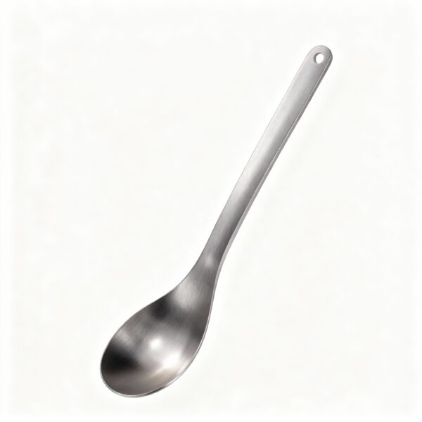 Fotografia ultradetalhada do produto de uma única colher de cabo longo de titânio, geometricamente idêntica à imagem de referência. M